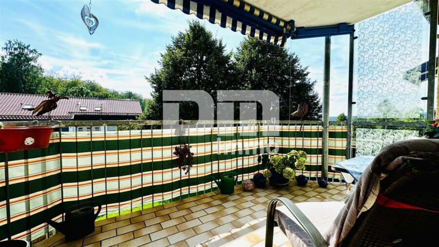 Gepflegte Etagenwohnung in hervorragender Wohnlage mit Carport und großem Balkon - Balkon